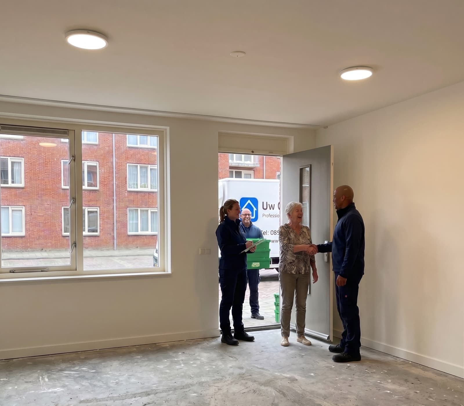 Medewerker van Uw Ontruimer schudt de hand van een tevreden klant in een leeg opgeleverde woning